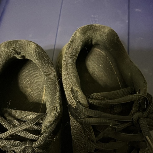 Boys size 5.5 Nike Revolution 6 black shoes. - Picture 4 of 8